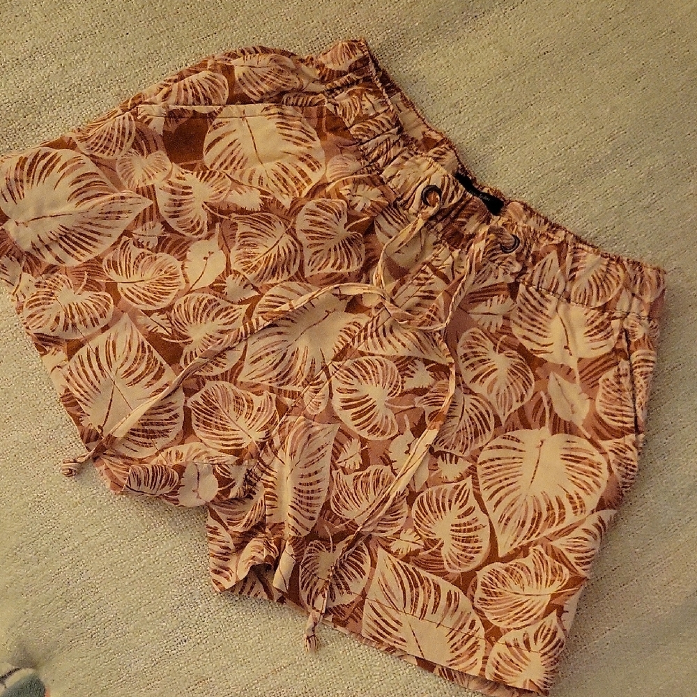 Bahari Linen Shorts with Leaf Pattern